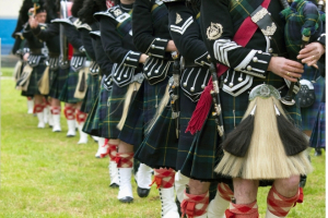 Das Highland-Kleid: Ein Leitfaden für traditionelle schottische Kleidung!