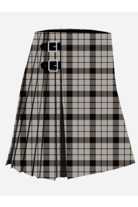 Moderner schwarz-weißer Macfarlane-Tartan-Kilt vorne im Schotten-Kilt-Laden
